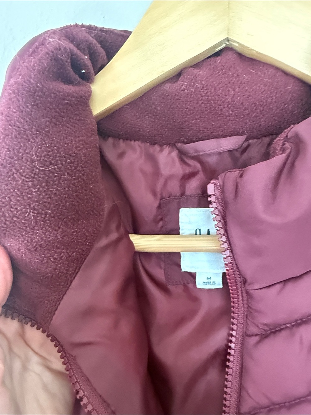 GAP Quilted Vest in Maroon medium - Picture 3 of 6